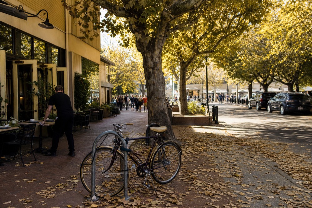 Healdsburg plaza with shops and tasting rooms around a green square, no text, no logos, no people